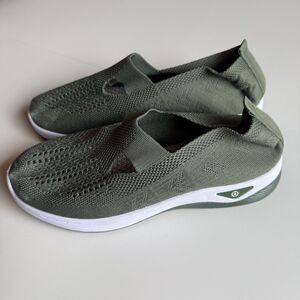 Women's Green Slip-On Breathable Athletic Sneakers Water Shoe Size 9.5